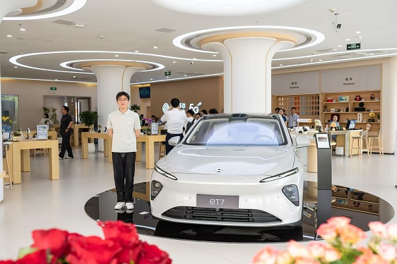 【3】服务厅内展示的智能网联汽车.jpg