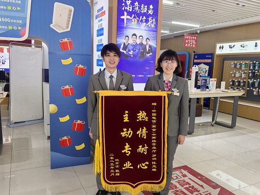 【】值班经理罗扬和销售顾问陈玉琳.jpg